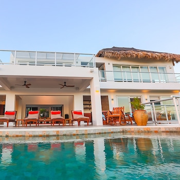 E-Comm: Airbnb Spring Break Stays & Experiences